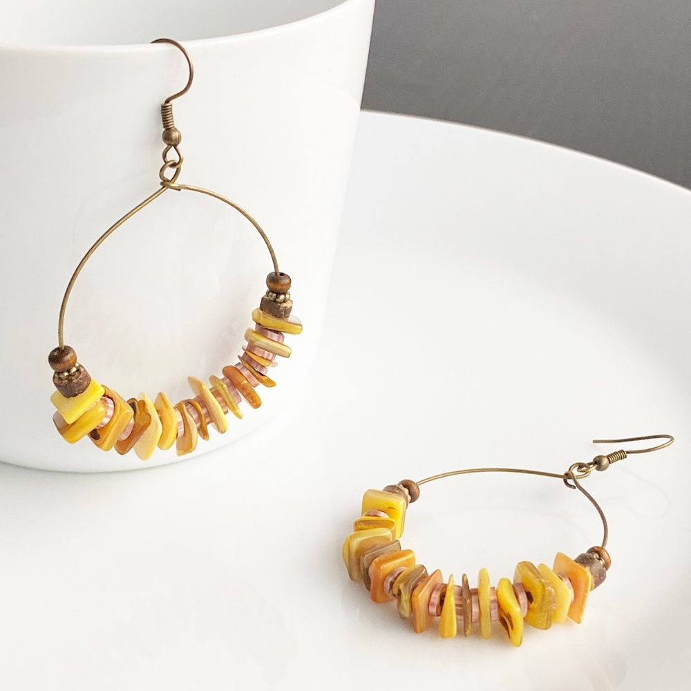 NEW "Canyon" Shell Round Earrings (yellow) - Picture 4 of 7